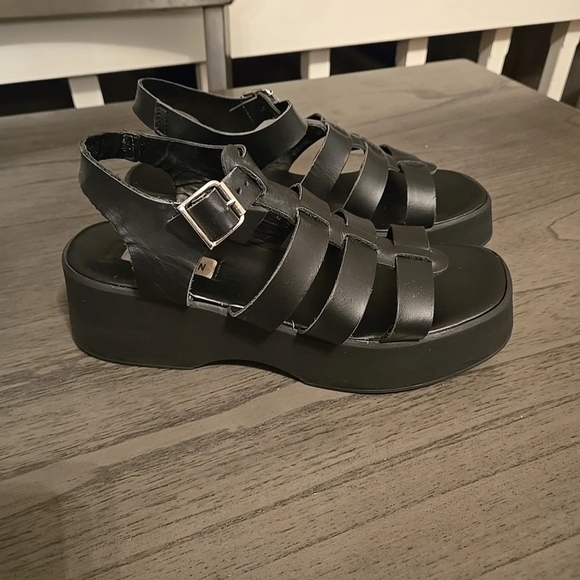Steve Madden Black Strappy Platform Sandals - Picture 1 of 2